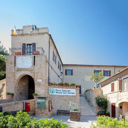 Fronte Mura Castellane - Le Ortensie Di Liliana Fiorenzuola di Focara Exterior photo